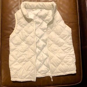White cute kids vest! It’s UNIQLO